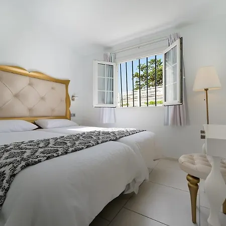 阿多尼斯别墅酒店 公寓 *